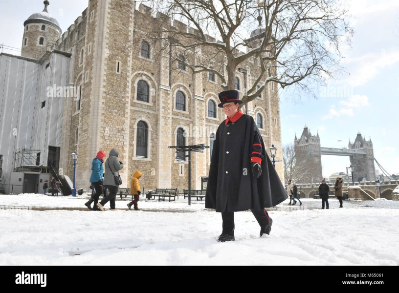 yeoman-warder-amanda-clark-walks-past-the-white-tower-at-the-tower-M65061.jpg